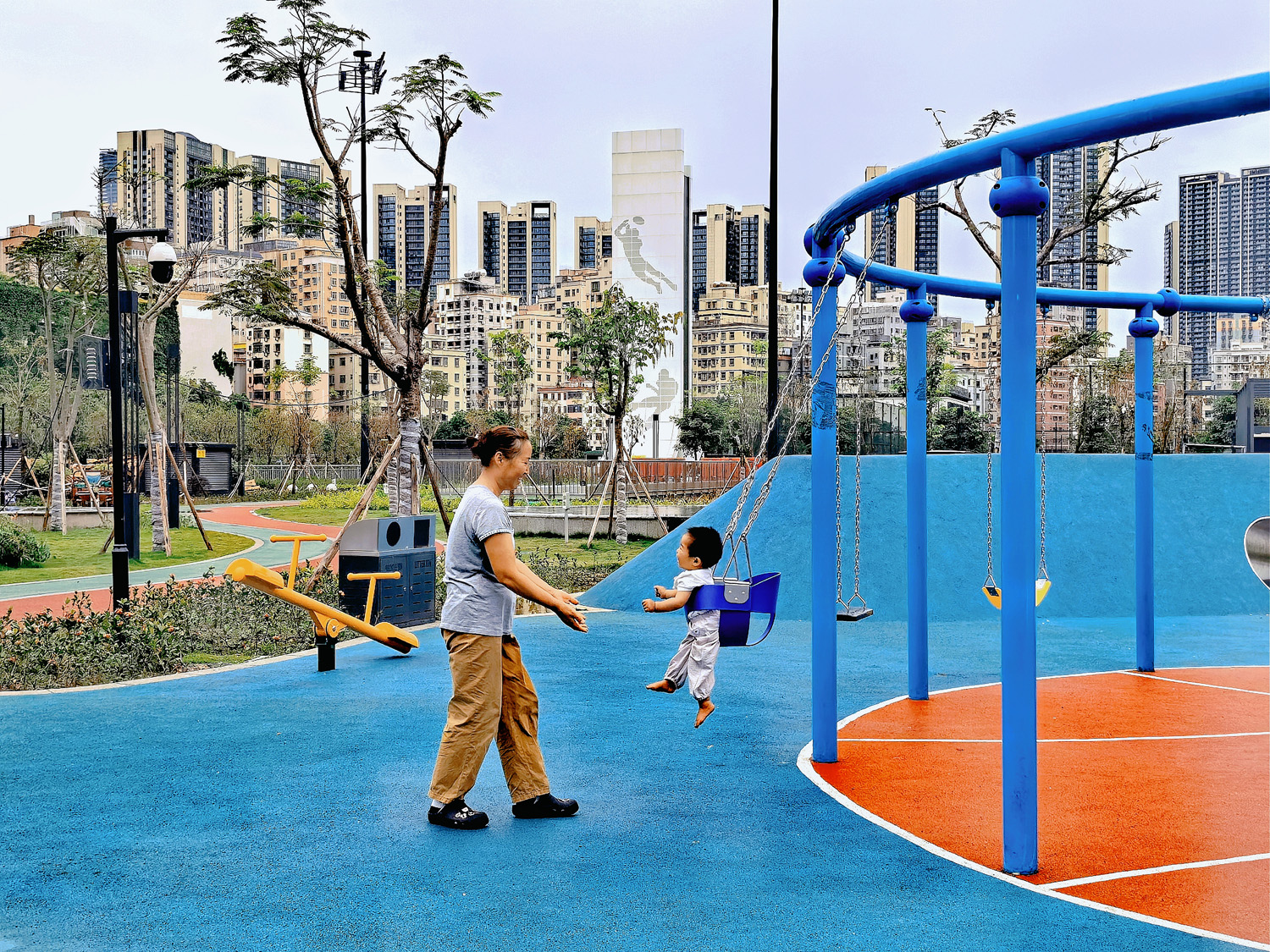 图4 深圳民治水质净化厂工程——应用“分区、分质全过程降碳除臭工艺”的除臭尾气塔及地面儿童康体设施.jpg