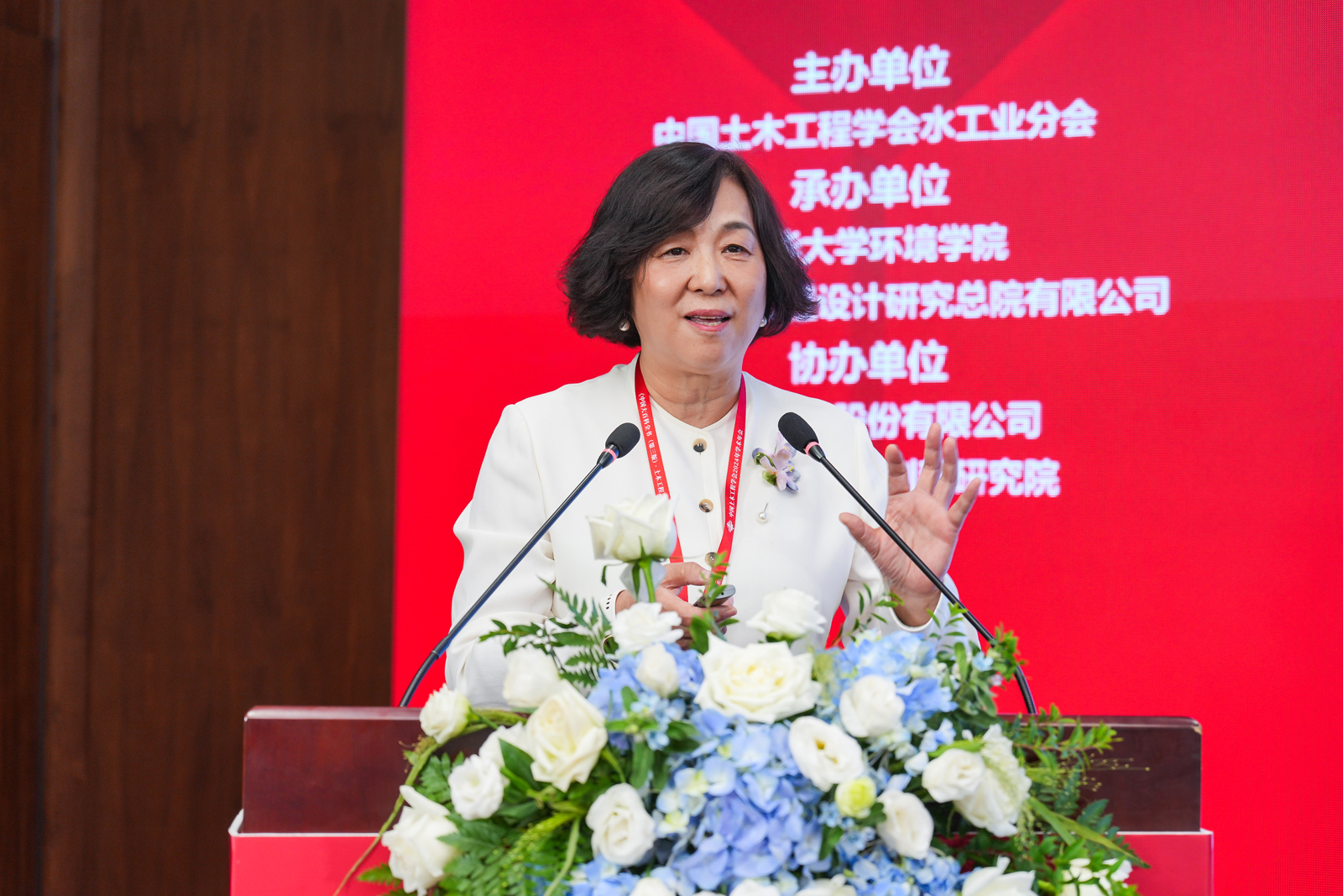 7张大师作报告.jpg