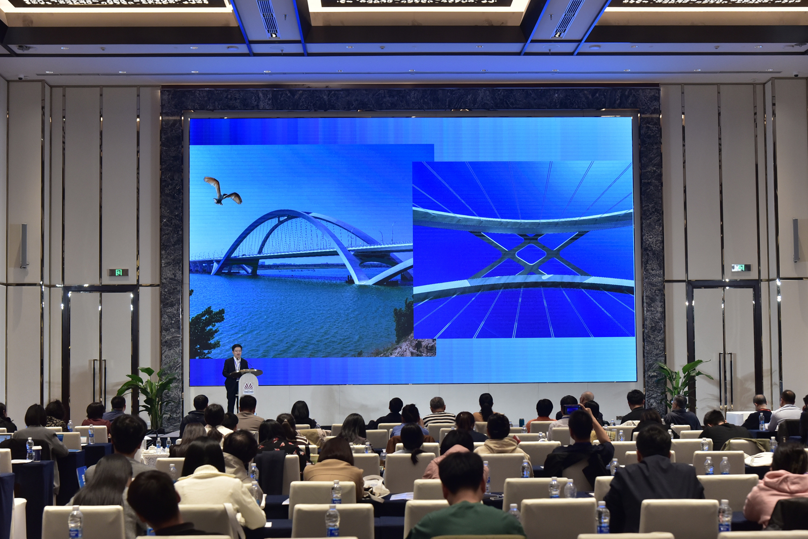 李俊宣讲照片.jpg
