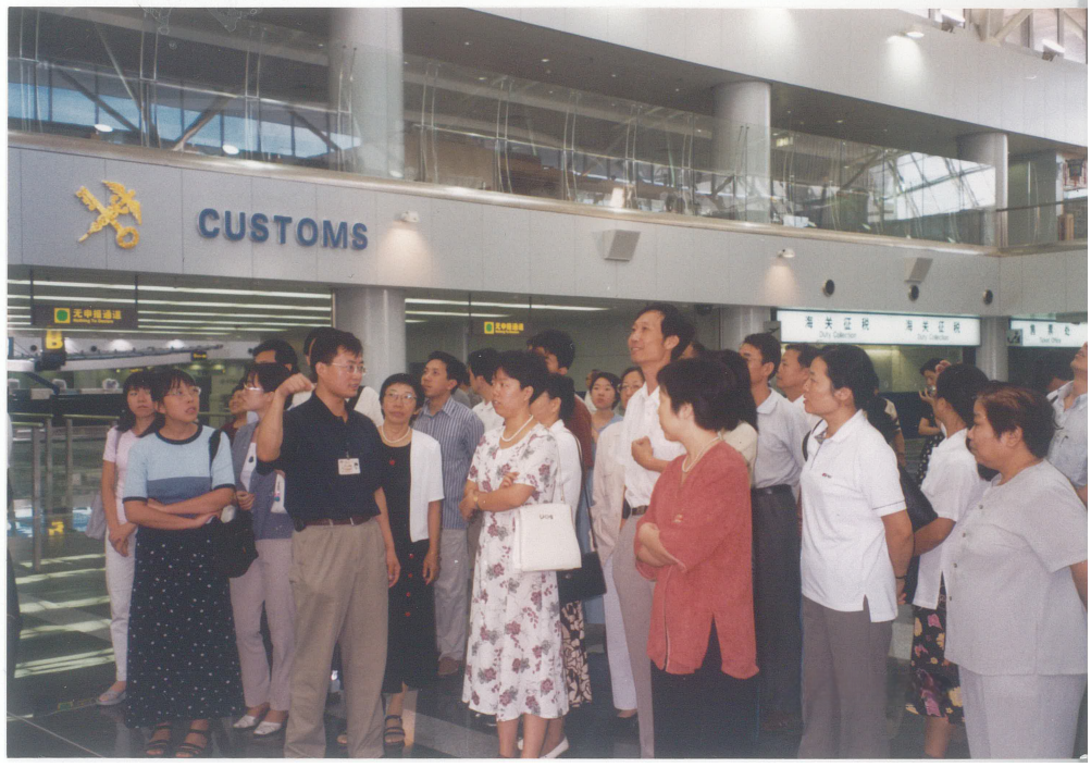 首都机场现场（右一为陈总）.png